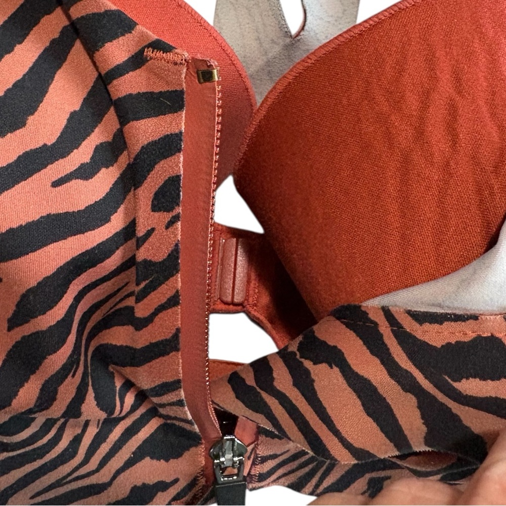 VICTORIA’s SECRET Zebra Print Sports Bra in Orange /Black Size 34DD — WILD!!! - Picture 4 of 5